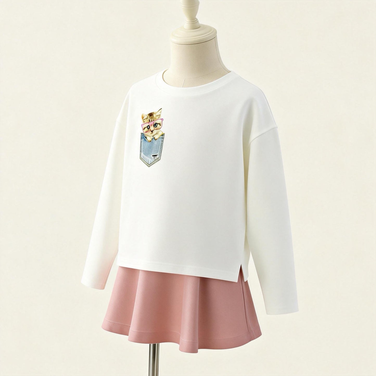 Washable pocket cat patches in cartoon style on white fabric