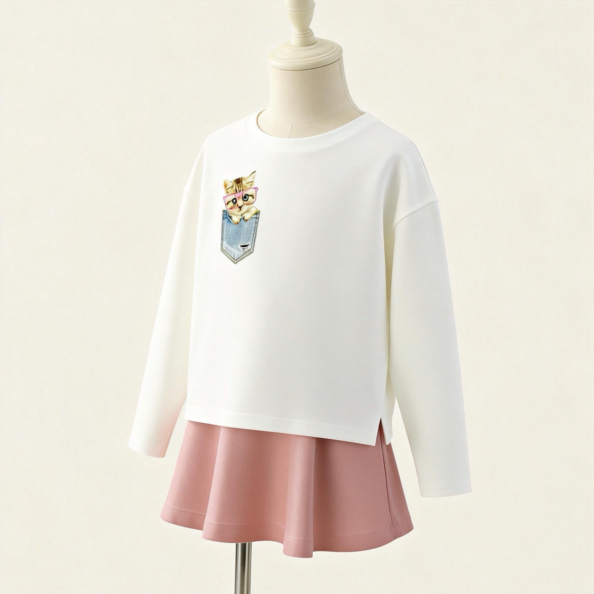 Washable pocket cat patches in cartoon style on white fabric